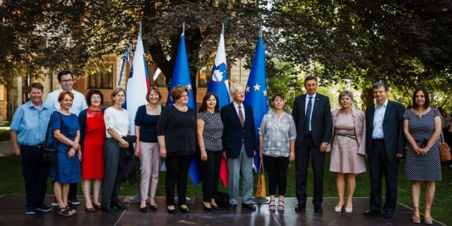 Muzejski svetnici dr. Nadja Terčon in Bogdana Marinac na sprejemu predsednika države Boruta Pahorja ob zahvali za delo z mladimi raziskovalci zgodovine 